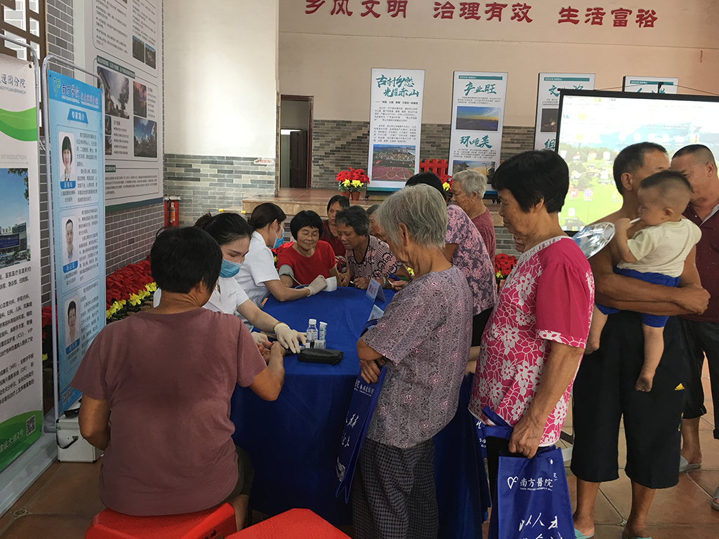 8月23日在里水赤山人民会场开展“终极杀手糖尿病”讲座及义诊，
