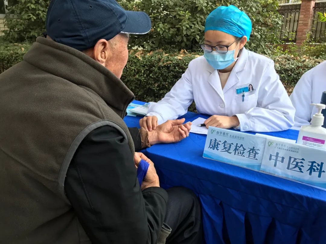 关注百姓健康，走进居民社区，开展甲状腺防癌筛查公益活动