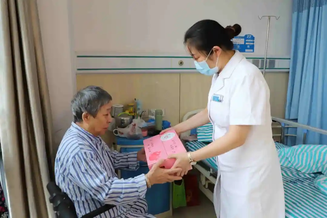 浓情中秋·温暖传递！泰成逸园医院开展中秋节慰问系列活动