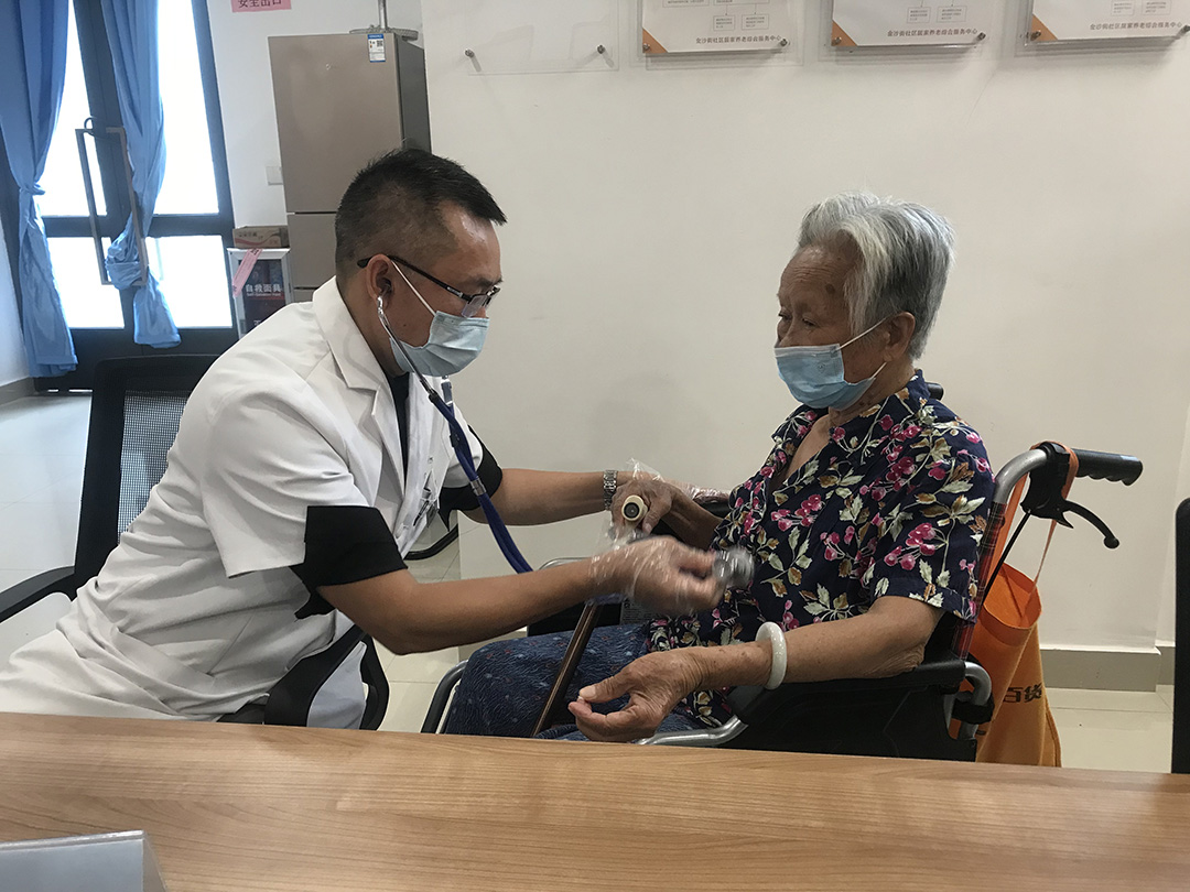服务于心，便民于行，开展金沙街长者康乐中心义诊服务活动